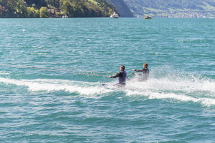 开云中国-“快艇冲浪：东三叉湖赛场极速角逐，掀起水上运动的新浪潮”